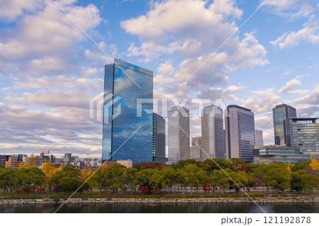 紅葉に包まれた夕暮れ時のOBP（大阪ビジネスパーク） 121192878