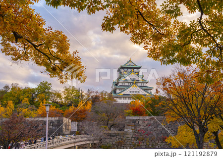 紅葉に包まれた夕暮れ時の大阪城 紅葉に包まれた夕暮れ時の大阪城 121192879