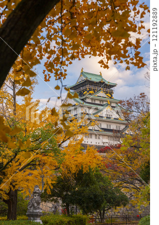紅葉に包まれた夕暮れ時の大阪城天守閣　京橋口近くの狛犬 121192889