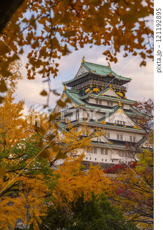 紅葉に包まれた夕暮れ時の大阪城天守閣 121192895