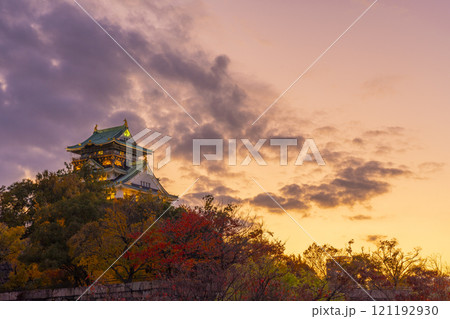 紅葉に包まれた夕暮れ時の大阪城 121192930