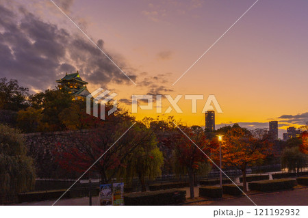 紅葉に包まれた夕暮れ時の大阪城 121192932