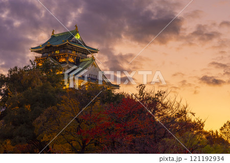 紅葉に包まれた夕暮れ時の大阪城 121192934