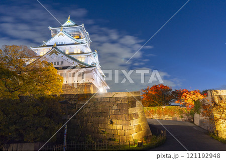 紅葉に包まれた大阪城ライトアップ　山里口出枡形 121192948