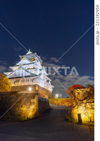 紅葉に包まれた大阪城ライトアップ　山里口出枡形 121192950