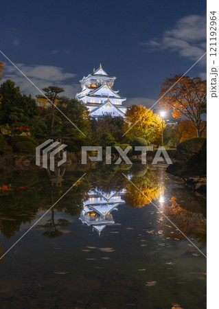 本丸日本庭園の池に映る大阪城天守閣の夜景 本丸日本庭園の池に映る大阪城天守閣の夜景 121192964