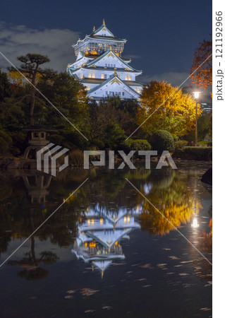 本丸日本庭園の池に映る大阪城天守閣の夜景 本丸日本庭園の池に映る大阪城天守閣の夜景 121192966