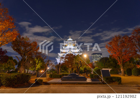 秋の大阪城天守閣ライトアップ 本丸広場にて 秋の大阪城天守閣ライトアップ 本丸広場にて 121192982