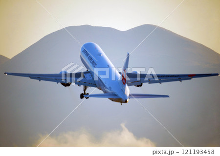 早朝の旅客機と阿蘇山(雲海) 早朝の旅客機と阿蘇山(雲海) 121193458