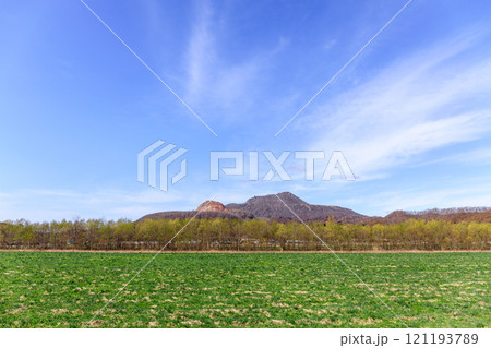 北海道壮瞥町、春の有珠山と昭和新山【4月】 北海道壮瞥町、春の有珠山と昭和新山【4月】 121193789