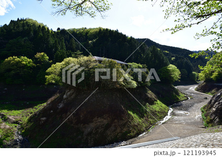 工事のために水を抜かれた鎌北湖（埼玉県入間郡毛呂山町） 121193945