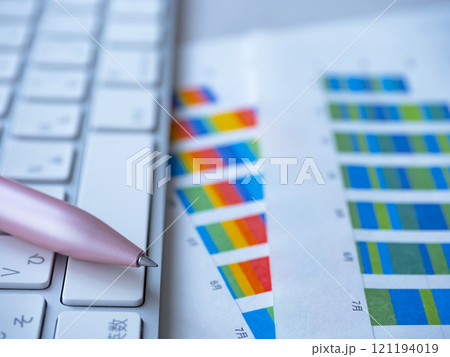 テーブルに置かれたグラフとキーボード テーブルに置かれたグラフとキーボード 121194019