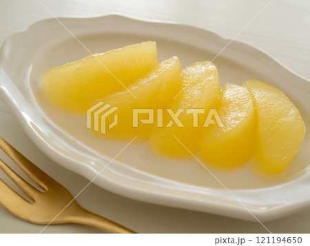 皿に盛ったりんごのコンポート 皿に盛ったりんごのコンポート 121194650