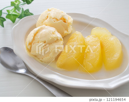 アイスクリームを添えたりんごのコンポート アイスクリームを添えたりんごのコンポート 121194654