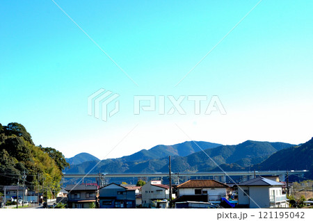 第二東名の架橋のある静岡市郊外里山風景 121195042