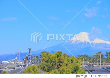 静岡県静岡市、三保の松原と富士山の風景 静岡県静岡市、三保の松原と富士山の風景 121195356