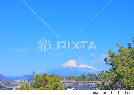 静岡県静岡市、三保の松原と富士山の風景 121195357