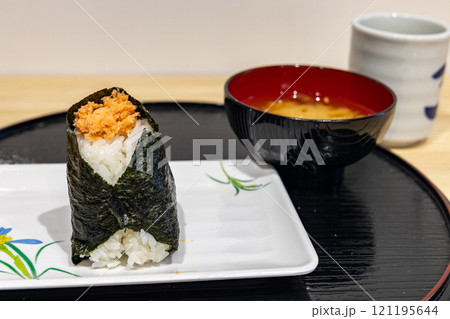 おにぎり屋のシャケにぎりセット 121195644