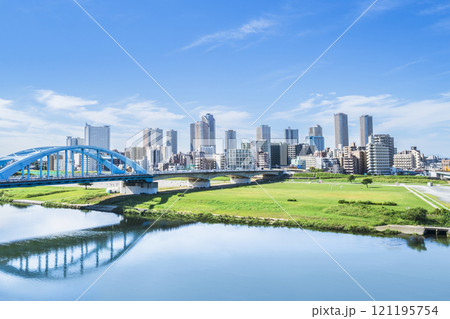 川崎・武蔵小杉の都市風景　多摩川とタワーマンション群【神奈川県・川崎市】 121195754