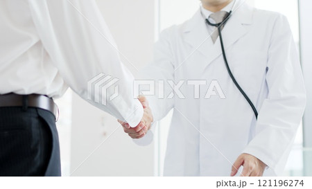 握手をする患者と医師 121196274