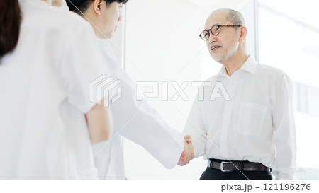 握手をする患者と医師 121196276