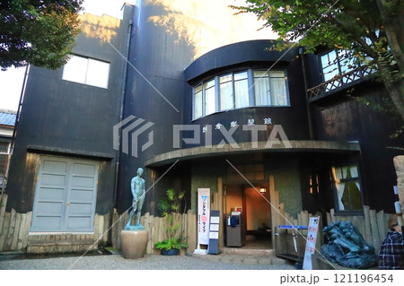 朝倉彫塑館の施設正面入り口を門外から見た風景　東京都台東区の観光施設 121196454