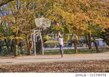 東京　光が丘公園　バスケットボールの練習風景 121196456