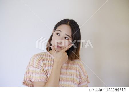 考え事をする日本人女性 121196815