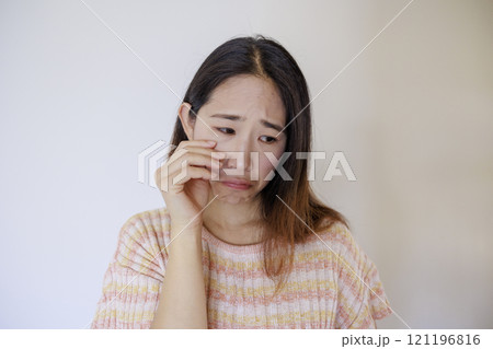 泣く、表情豊かな日本人女性 121196816