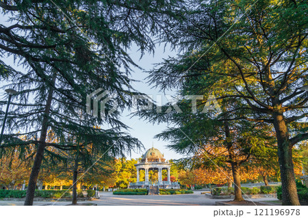 鶴舞公園の奏楽堂、黄葉するプラタナス〈愛知県名古屋市〉 121196978