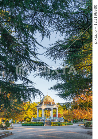 鶴舞公園の奏楽堂、黄葉するプラタナス〈愛知県名古屋市〉 121196980