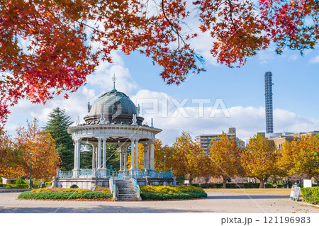 鶴舞公園の奏楽堂、黄葉するプラタナス〈愛知県名古屋市〉 121196983