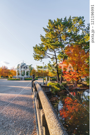 鶴舞公園の奏楽堂、黄葉するプラタナス〈愛知県名古屋市〉 鶴舞公園の奏楽堂、黄葉するプラタナス〈愛知県名古屋市〉 121196991
