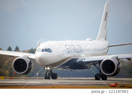 離陸（加速）する旅客機 121197061