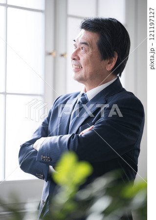 シニアの経営者や社長などの 笑顔のポシティブイメージの縦　事業継承などにも 121197127