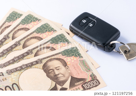 車のスマートキー、一万円札、鍵 121197256