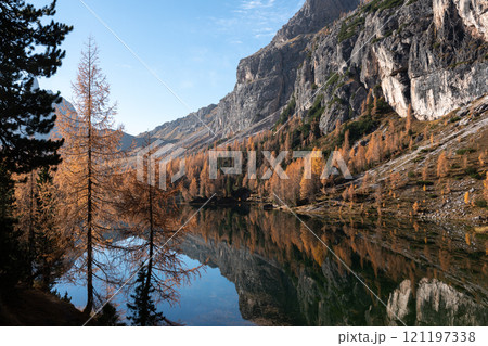 Blue skies above Lago Federa on an autumn day in the Dolomites 121197338