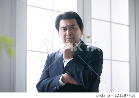 悩んで考えるシニアの経営者や社長のイメージ 悩んで考えるシニアの経営者や社長のイメージ 121197419