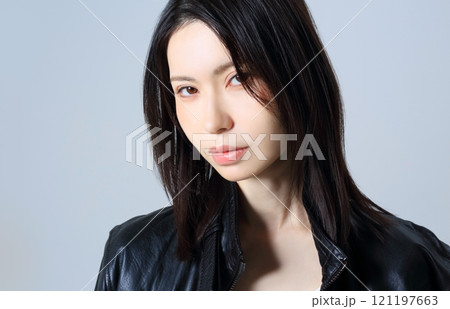 女性のポートレート　ビューティーイメージ　革ジャン 121197663