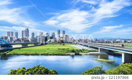川崎・武蔵小杉の都市風景 多摩川とタワーマンション群【神奈川県・川崎市】 川崎・武蔵小杉の都市風景 多摩川とタワーマンション群【神奈川県・川崎市】 121197866