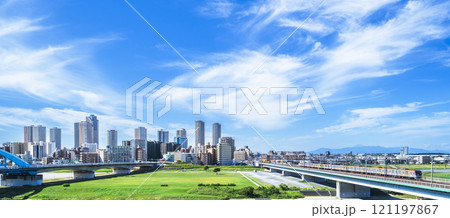 川崎・武蔵小杉の都市風景 多摩川緑地とタワーマンション群【神奈川県・川崎市】 川崎・武蔵小杉の都市風景 多摩川緑地とタワーマンション群【神奈川県・川崎市】 121197867
