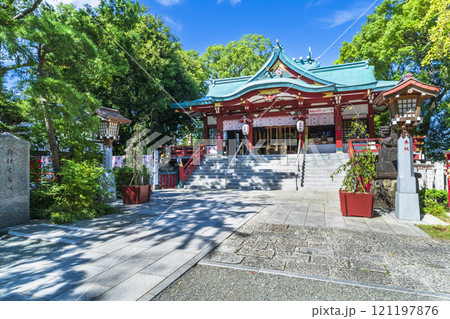新緑に覆われた多摩川浅間神社の風景【東京都・大田区】 新緑に覆われた多摩川浅間神社の風景【東京都・大田区】 121197876