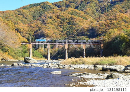 秩父鉄道「11月末の荒川橋梁を走る石灰石輸送貨物列車」」 121198113