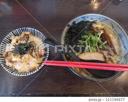 行徳のラーメン屋「分田上」の 海の塩そば と ねぎ豚飯 行徳のラーメン屋「分田上」の 海の塩そば と ねぎ豚飯 121198877