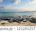 岩場と砂浜が広がる静かな海岸の風景 121201257