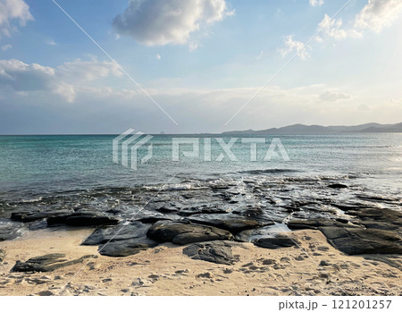 岩場と砂浜が広がる静かな海岸の風景 岩場と砂浜が広がる静かな海岸の風景 121201257