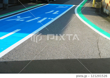 歩行者用通路（通学路・グリーンベルト）とシルバーゾーンの路面表示の風景 121201526