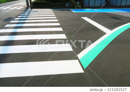 歩行者用通路（通学路・グリーンベルト）とシルバーゾーンの路面表示と横断歩道の風景 121201527