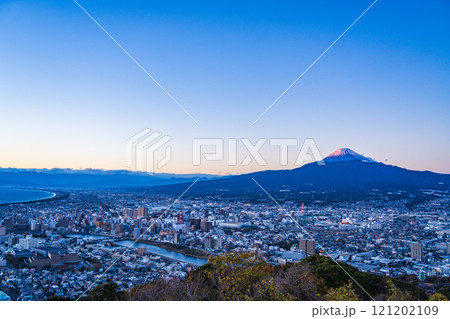 【静岡県】沼津の街灯りと富士山 夕景 【静岡県】沼津の街灯りと富士山 夕景 121202109