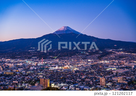 【静岡県】沼津の街灯りと富士山　夕景 121202117